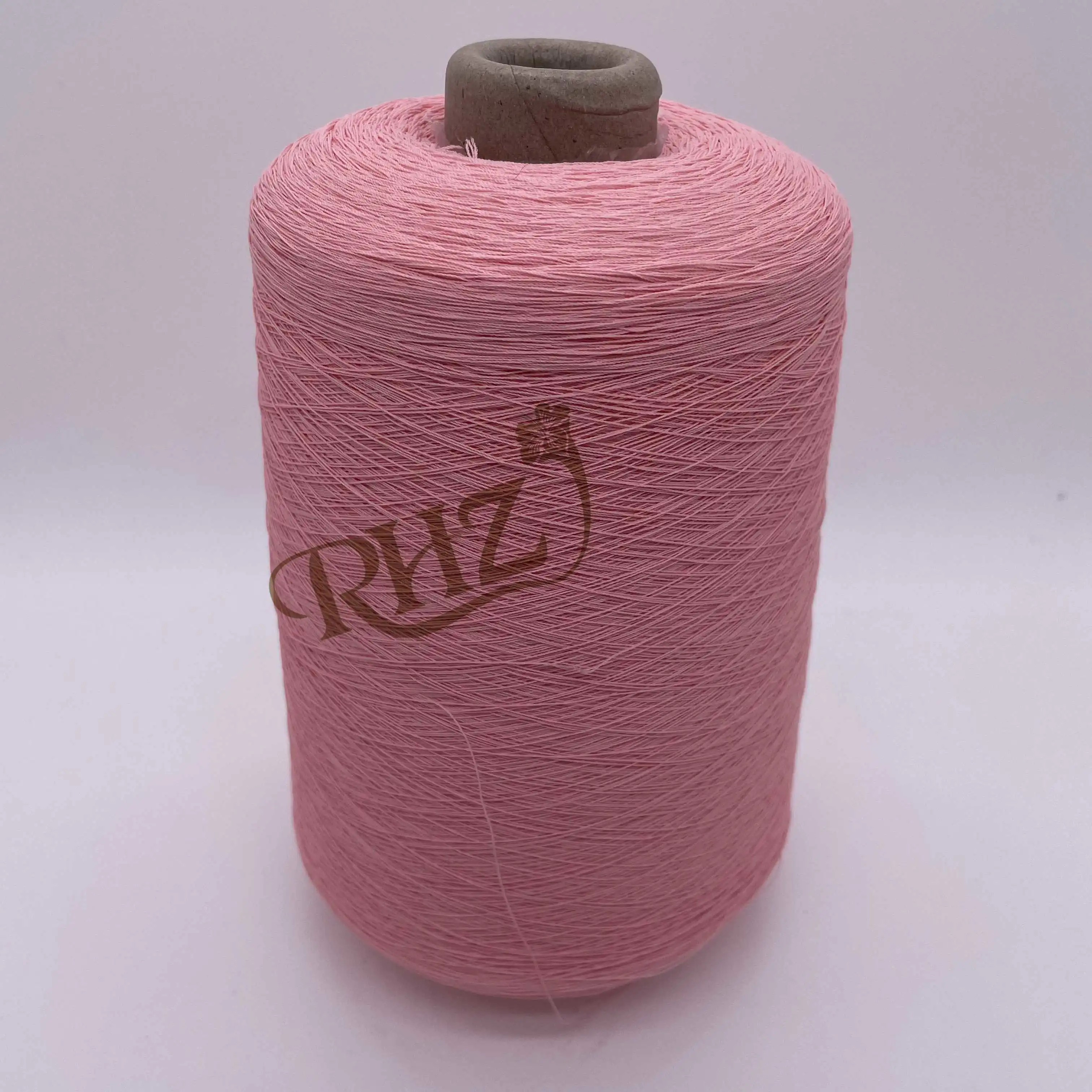 Le polyester et le coton diffèrent par leur confort, leur durabilité et leur impact environnemental